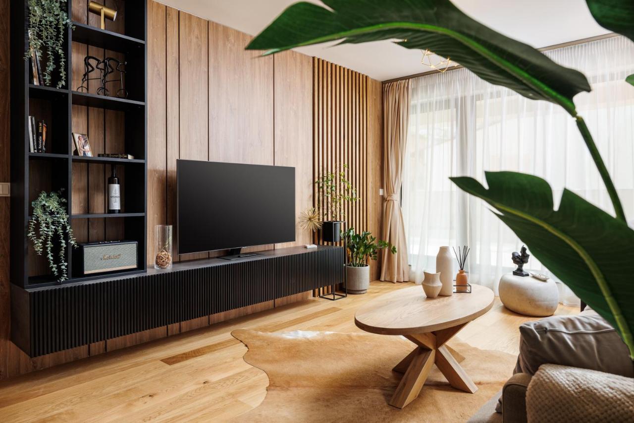 Pure Living Apartment W. Private Parking Брашов Экстерьер фото